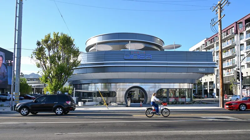 Elon Musk își deschide „cârciumă” retro-futuristă Tesla Drive în Los Angeles. Promisă din 2018 - Foto: Profimedia Images