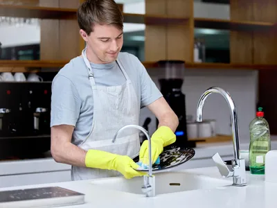 Motivul pentru care nu ar trebui să lași vasele să stea la înmuiat în chiuvetă peste noapte. Ce se întâmplă? - Foto: Freepik (Imagine cu rol ilustrativ)