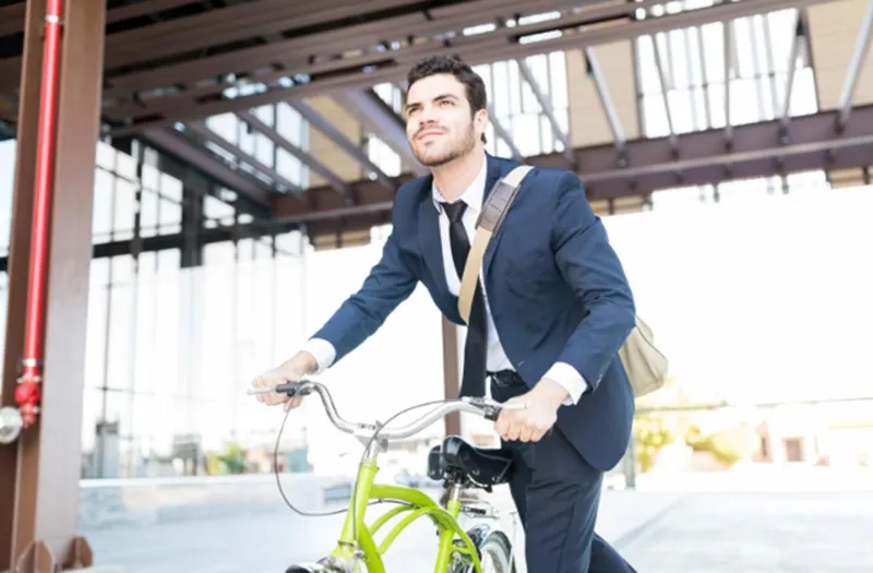 Barbat pe bicicleta - Foto: magnific (rol ilustrativ)
