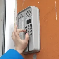 O bătrână din Ucraina iese din bloc numai pe geam, invocând că interfonul are un „cod al satanei“/FOTO: seku