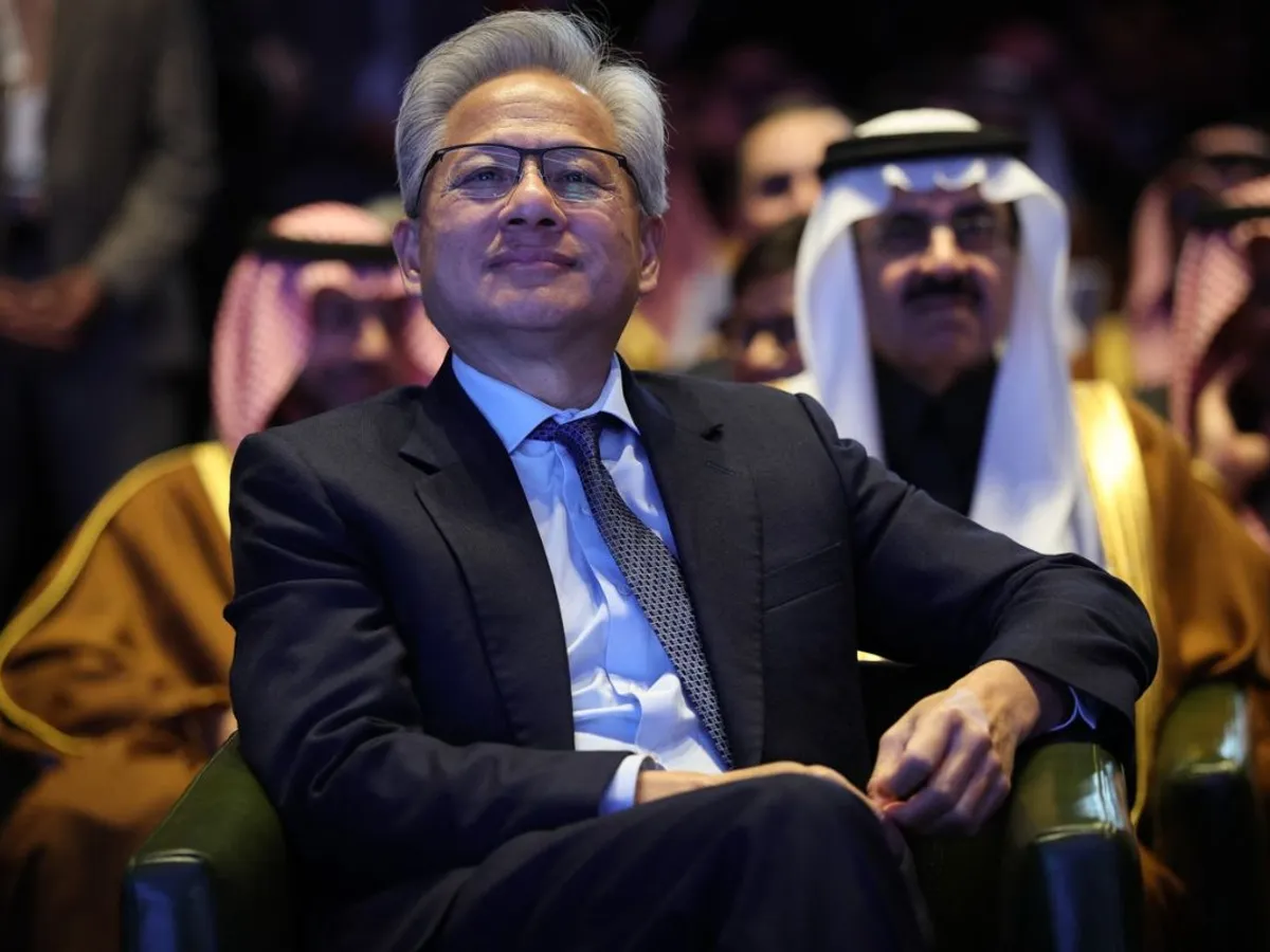Jensen Huang, noua vedetă a business-ului global, ascultându-l pe Donald Trump la Saudi Investment Forum - Foto: Profimedia Images