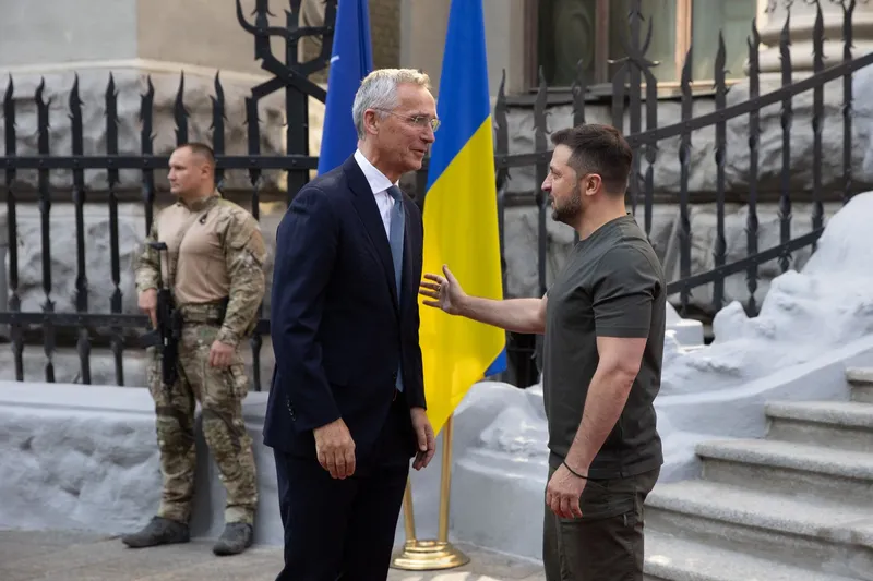Jens Stoltenberg, în vizită la Kiev, întâmpinat de președintele Volodimir Zelenski - Foto: Profimedia Images