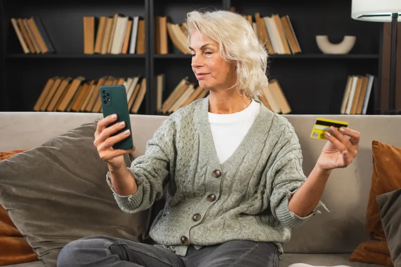 Pensionar așteaptă pensia pe card - Foto: Freepik