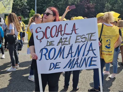 Profesorii au ieșit să protesteze Foto: Facebook/FSLI