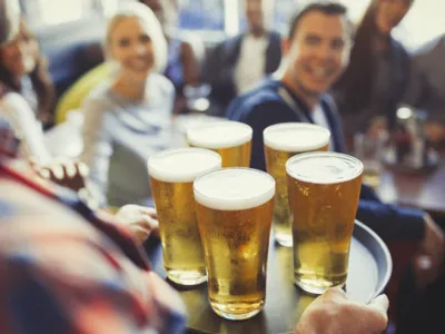 Bere, vin sau tărie? Un studiu realizat peste 340.000 de persoane arată ce tip de alcool e asociat cu cel mai mare risc de deces