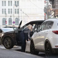 Dacă ești fostă Miss România și ai BMW X3 poți să sari și bordura ca să parchezi - Foto: spynews.ro