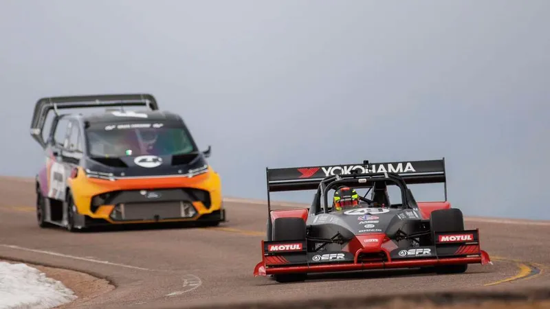 Robin Shute și-a păstrat titlul de cel mai rapid, iar pe locul 2 s-a clasat o dubă electrică de circa 2.000 CP - Foto: Facebook/Pikes Peak International Hill Climb (Official Site)