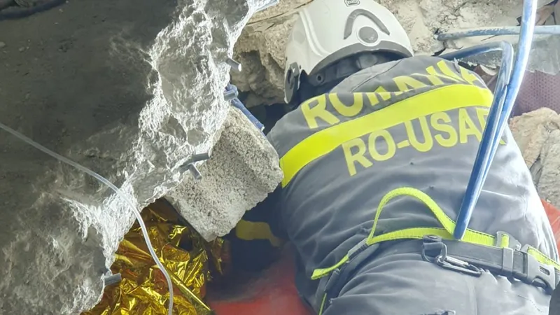 Salvatorii români RO-USAR a scos în viață o femeie de sub dărămăturile unei clădiri de 9 etaje - FOTO: Facebook/IGSU