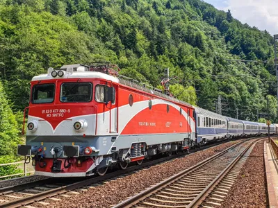 Accident feroviar în România. Un tren CFR a fost avariat de o stâncă desprinsă de pe munte - Foto: CFR Infrastructură (rol ilustrativ)