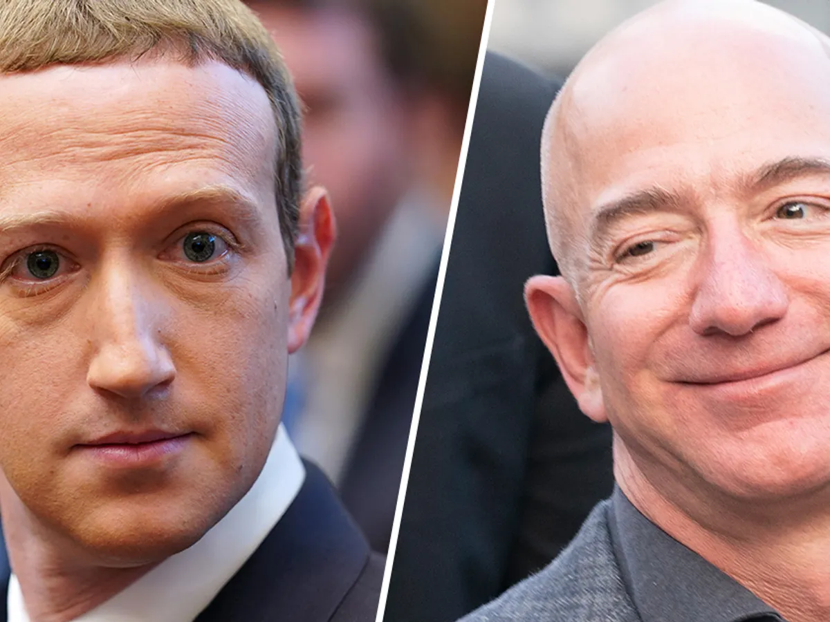 În aceeași zi, Zuckerberg a pierdut 29 mld. $, iar în buzunarele lui Bezos au intrat 20 mld. $. / Foto: pmnewsnigeria.com