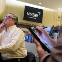 Traderi urmărind îngrijoraţi evoluţia indicilor bursieri de pe NYSE - Foto: Profimedia Images