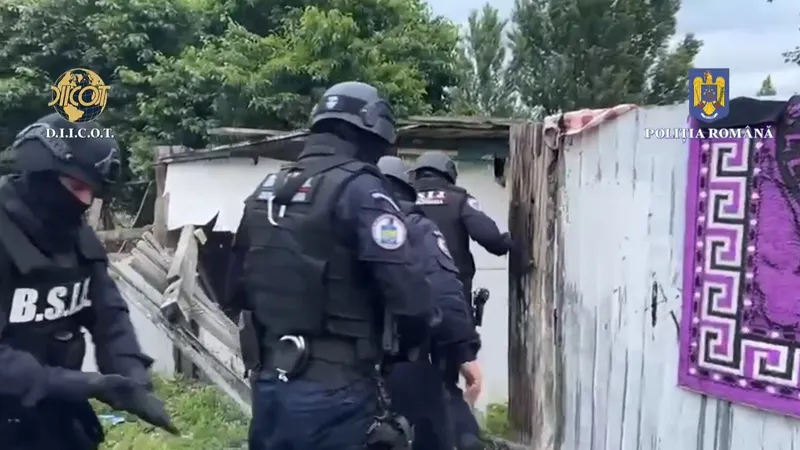 Credite la bănci, în numele unor români săraci. Foloseau taloane de pensie și decizii false - Foto: captură video Poliția Română DIICOT
