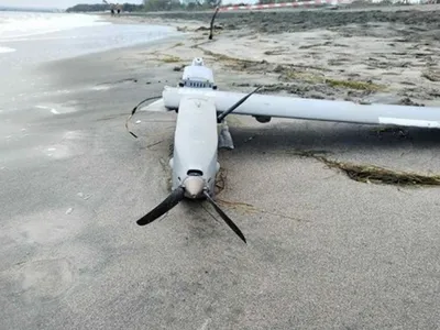 Dronă militară misterioasă, fără însemne, descoperită pe o plajă la Marea Neagră din Bulgaria - Foto: bnr.bg