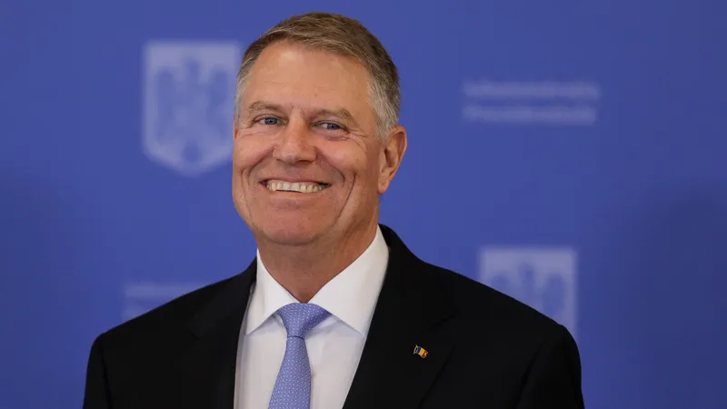 Klaus Iohannis i-a decorat pe directorii Muzeului Satului şi Muzeului Ţăranului Român - Foto: INQUAM Photos/ Octav Ganea