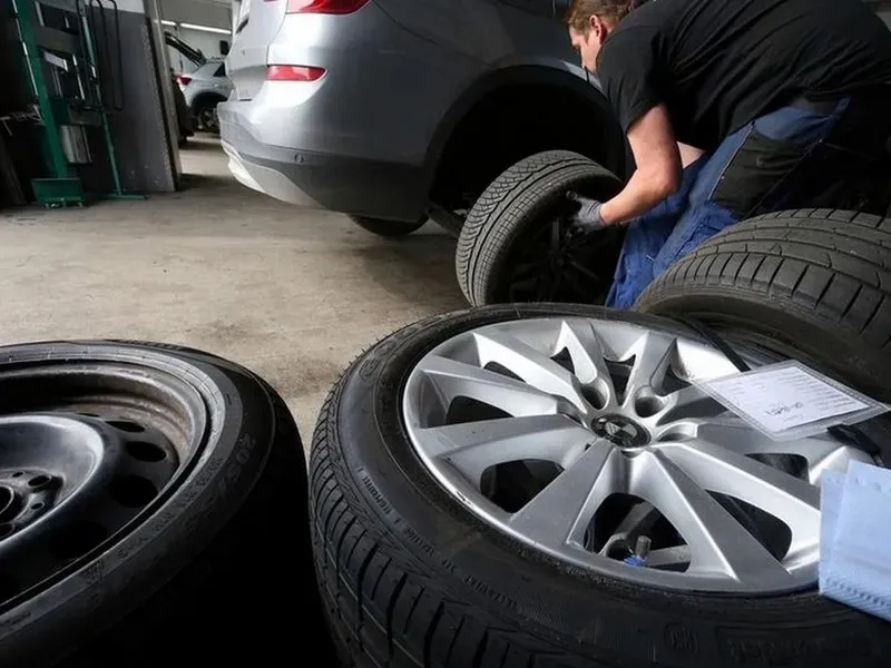 Schimbarea cauciucurilor de vara cu cele de iarna - Foto: Profimedia Images (Imagine cu rol ilustrativ)