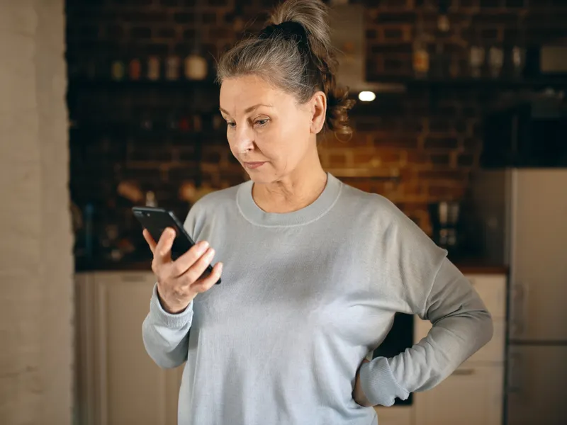 Escrocherie la pensie. Pensionară, rămasă fără 70.000 lei. I s-a spus să investească în criptomonede - Foto: Freepik (Imagine cu rol ilustrativ)