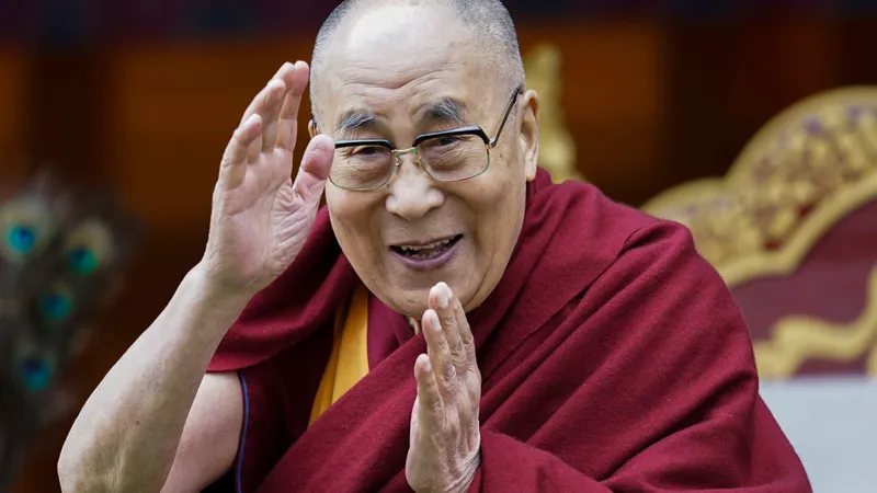Dalai Lama, liderul spiritual tibetan, vaccinat /The Japan Times