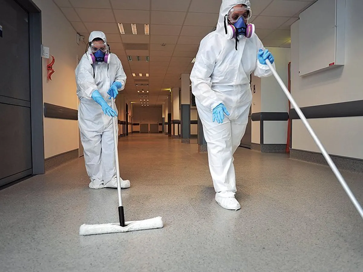 PĂSTRȚI CURĂȚENIA Spitalele, teren propice pentru microbi, folosesc cele mai bune practici și tehnologii pentru a preveni infecțiile. Dezinfectarea holurilor