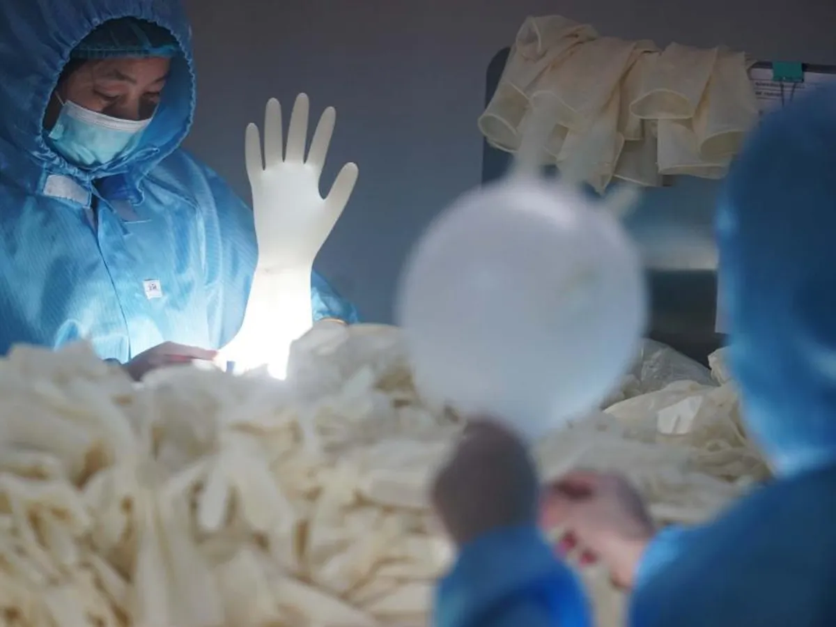 Mănușile de unică folosință costă mai mult în criză/FOTO: cnn.com