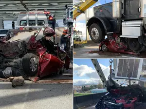 Femeia care a supraviețuit se afla în mașina de sub camion Foto: Twitter