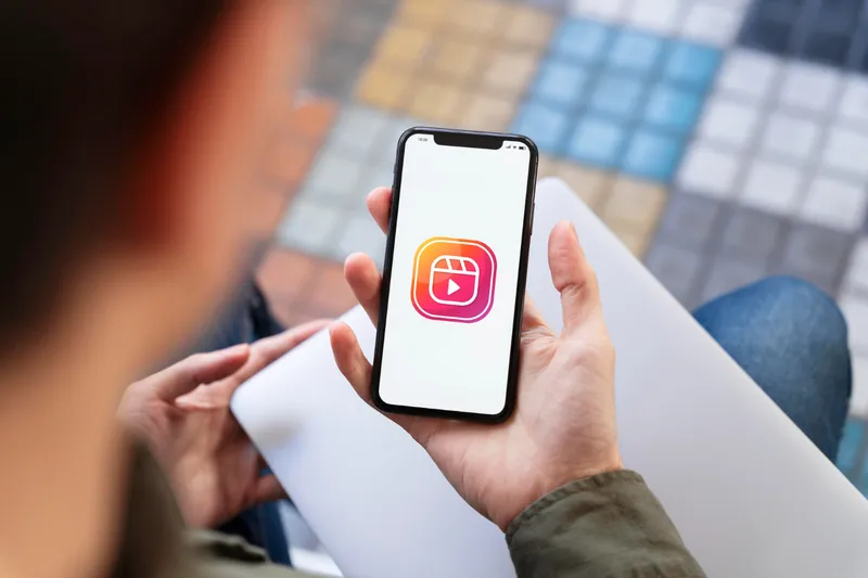 Persoană care stă pe Instagram - Foto: Freepik (rol ilustrativ)