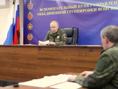 Putin poartă din nou haine militare: Ar putea exista trei motive pentru asta