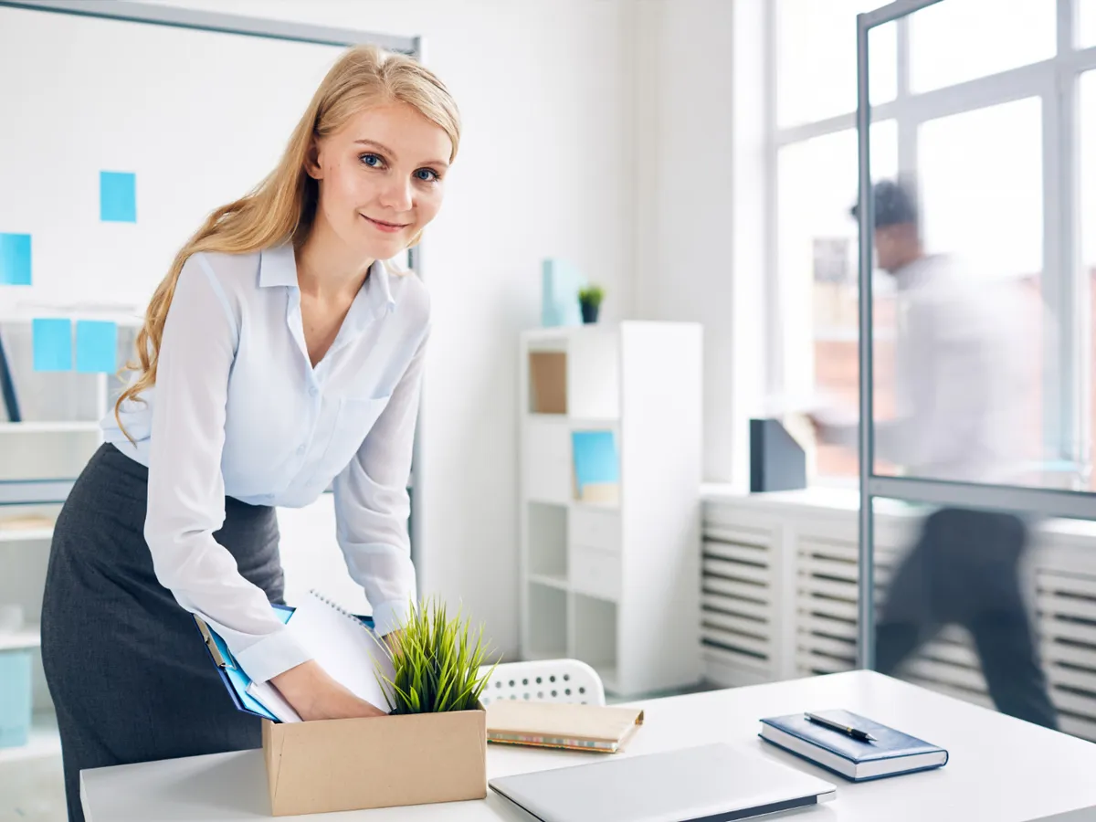 Tânără la birou - Foto: Freepik