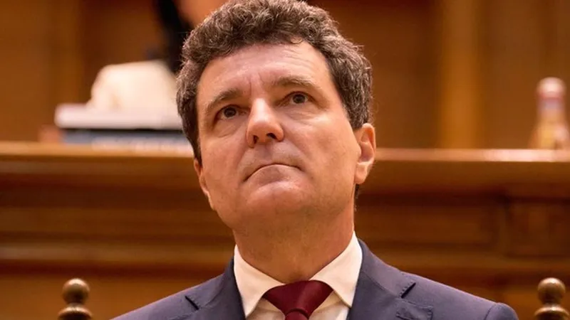 Preşedintele ales Nicuşor Dan, aşteptând, înainte de depunerea Jurământului - Foto: Profimedia Images