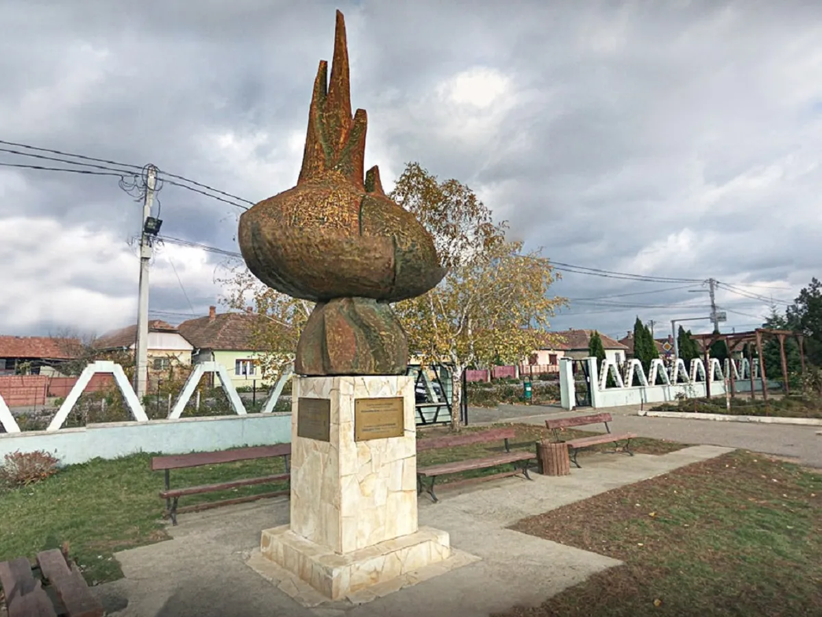 Monumentul cepei din Pericei - Foto: salajpursisimplu.ro