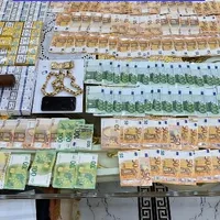 O parte dintre țigările, banii și bijuteriile de la perchezițiile făcute la liderii clanului de contrabandă și cămătărie din Satu Mare Foto: Poliția Română DIICOT