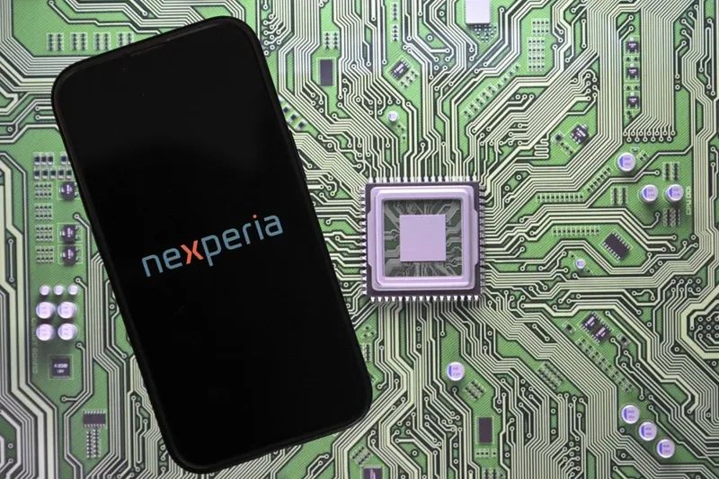 Logo-ul Nexperia figurat pe un smartphone, deasupra unui cip - Foto: Profimedia Images