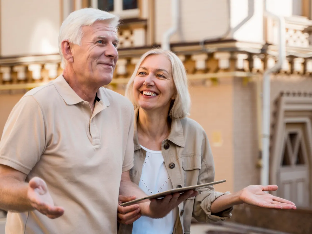 Care pensionari iau bani mai mulți la pensie în noiembrie? În ce zile se virează bani pe card? Foto: Freepik (fotografie cu caracter ilustrativ)