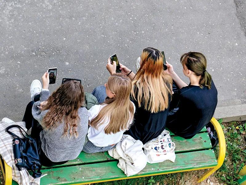 36% dintre adolescenții americani recunosc că petrec prea mult timp pe rețelele sociale