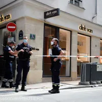 După Chaumet, și bijuteria Dinh Van din zona Champs Elysées a fost jefuită. / Foto: agerpres.ro