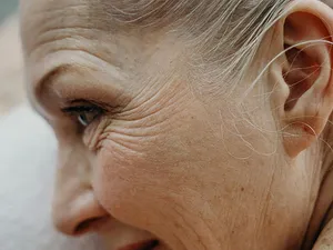 Close-up cu o femeie în vârstă cu riduri - Foto: Pexels/cottonbro studio