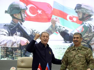 Ministrul turc al Apărării, Hulusi Akar (stg) și ministrul Apărării din Azerbaidjan, Zakir Hasanov/Foto: Middle East Monitor