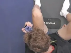 I-au prins: un model celebru este în fotografia de pe telefonul lui Sinner! Tocmai a ”strălucit” la Festivalul de la Venezia