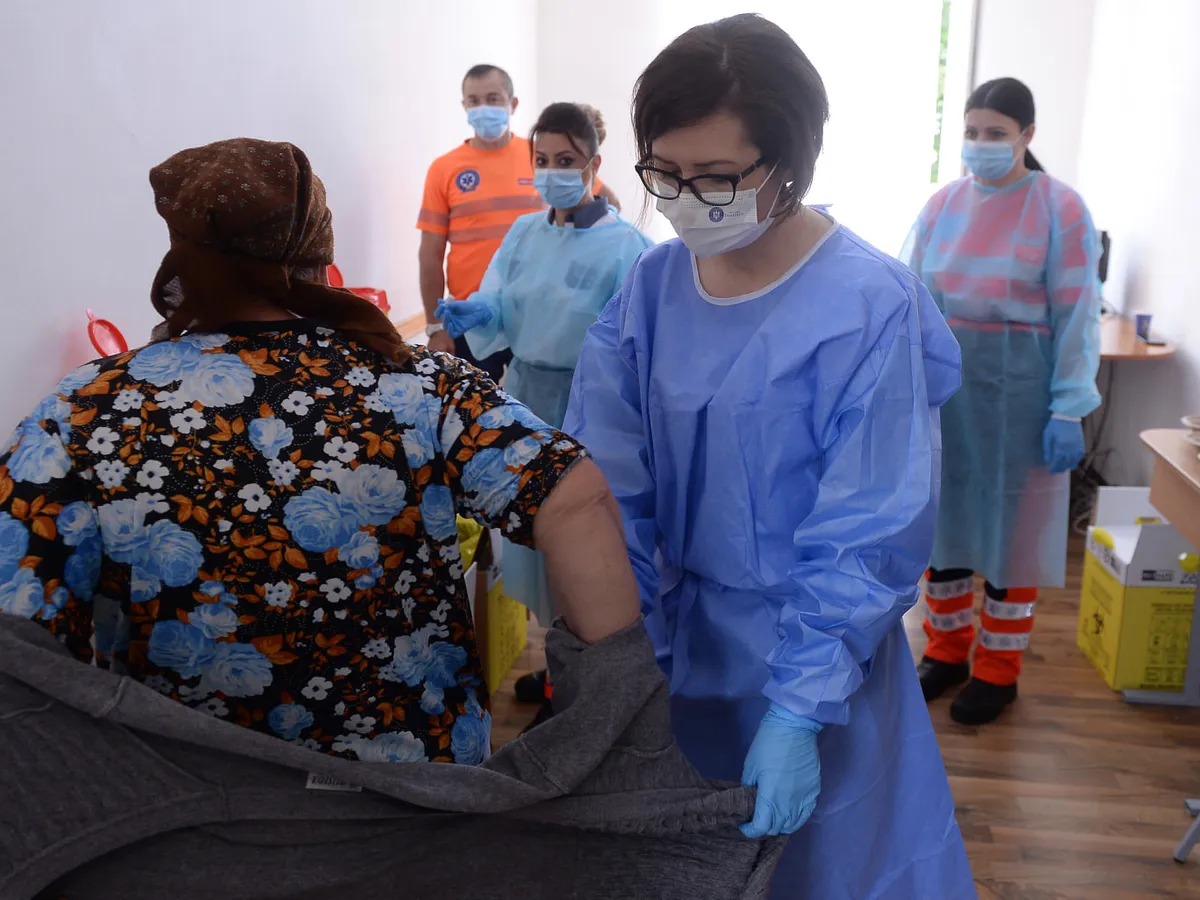 Ioana Mihăilă, vaccinând anti-COVID. Sursa: Facebook Ministerul Sănătății