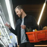 Bărbat care face cumpărături într-un supermarket - Foto: Freepik (Imagine cu rol ilustrativ)