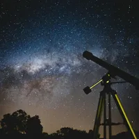 Telescop negru, pe fundalul unui cer albastru-alburiu, noaptea - Foto: Pexels/Lucas Pezeta