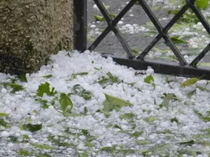 METEO Ploi violente cu grindină în mai multe județe din țară. Cod roșu în Moldova
