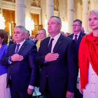 Politicientii ascultă intonarea imnului Foto: Facebook/ Nicolae Ciucă