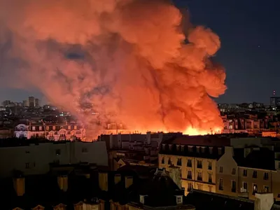 Piața Copiilor Roșii, cea mai veche piață acoperită din Paris, inaugurată în anul 1615 în cartierul Marais, a fost mistuită azi-noapte de flăcări - Foto: X / Parisien du 1er