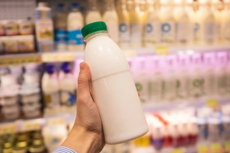Pet cu iaurt pe fundalul a diferite produse lactate, la raft, &icirc;n magazin - Foto: Magnific.com/atlascompany