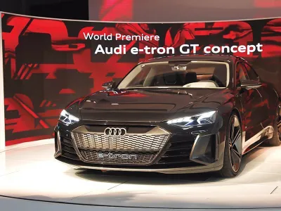 SUV-ul de clasă medie Audi e-tron, se laudă cu 355 de cai putere, 402 cai putere pentru opt secunde în modul „Sport“ și o autonomie de peste 400 de kilometri