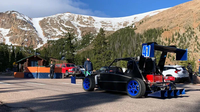 Un pilot român, în „Cursa către nori” de la Pikes Peak cu o nebunie de mașină - Foto: Facebook/Andrei Mitrasca