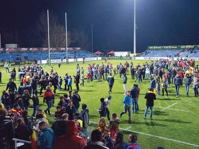Spectatori și jucători pe stadionul Arcul de Triumf, după victoria României în fața SUA (23-10), în noiembrie 2016