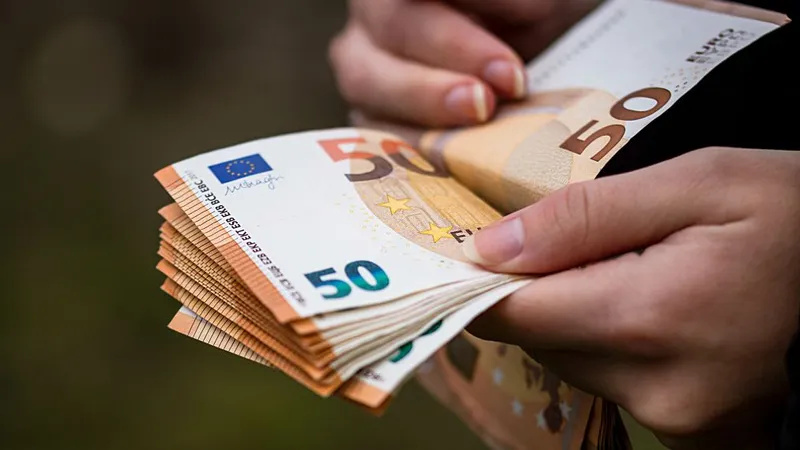 Curs BNR, 4 iunie. Moneda euro se apreciază infim, rămânând sub noul prag psihologic, de 5.10 lei - Foto: Freepik/wirestock