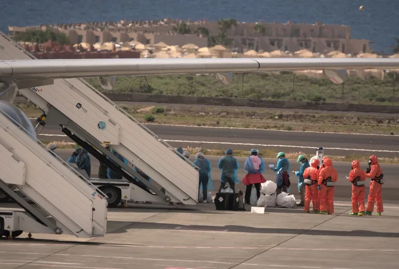 Primii pasageri așteptați să fie urcați &icirc;n avion - Foto: Profimedia Images