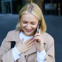 Femeie care vorbește la telefon - Foto: Magnific.com (Imagine cu rol ilustrativ)